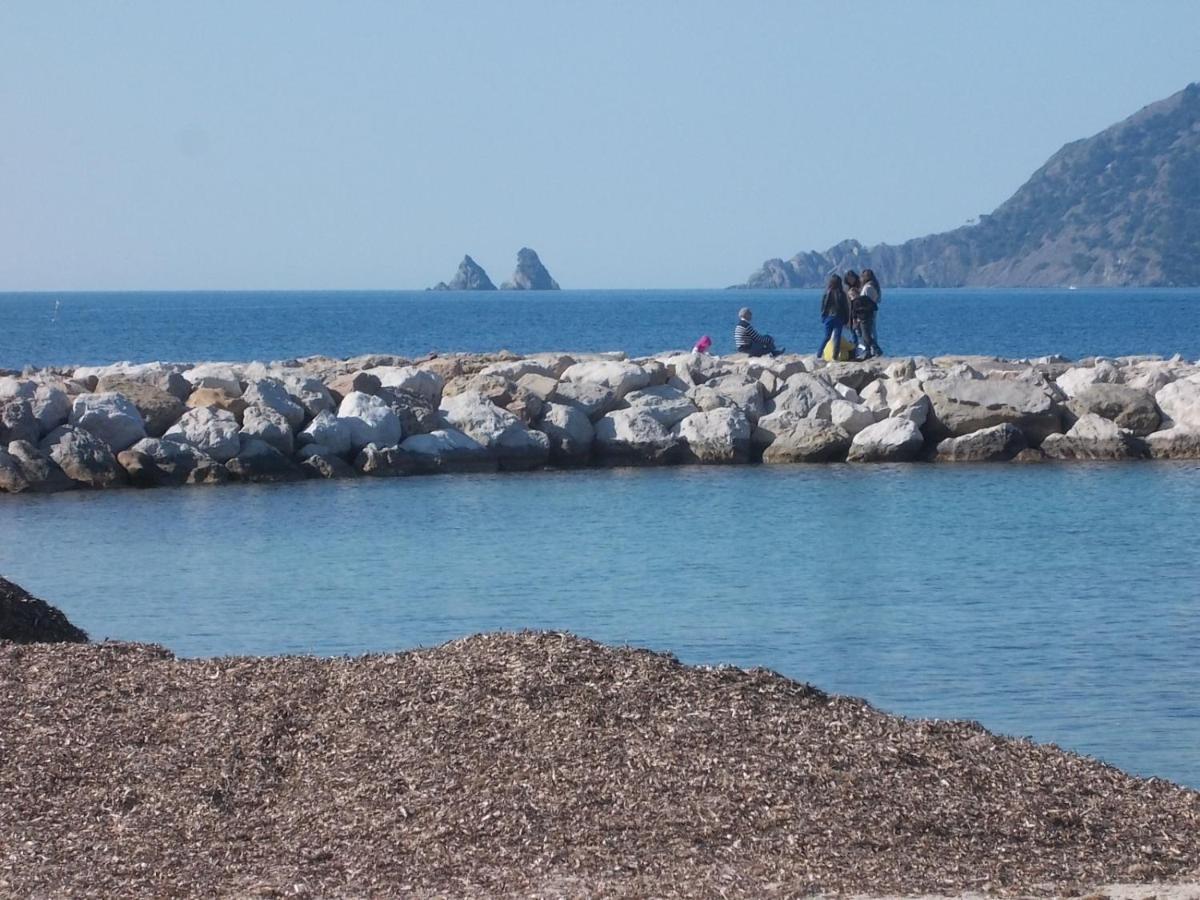 T2 climatisé à 500m de la plage sur la presqu'ile de Saint Mandrier sur Mer Extérieur photo